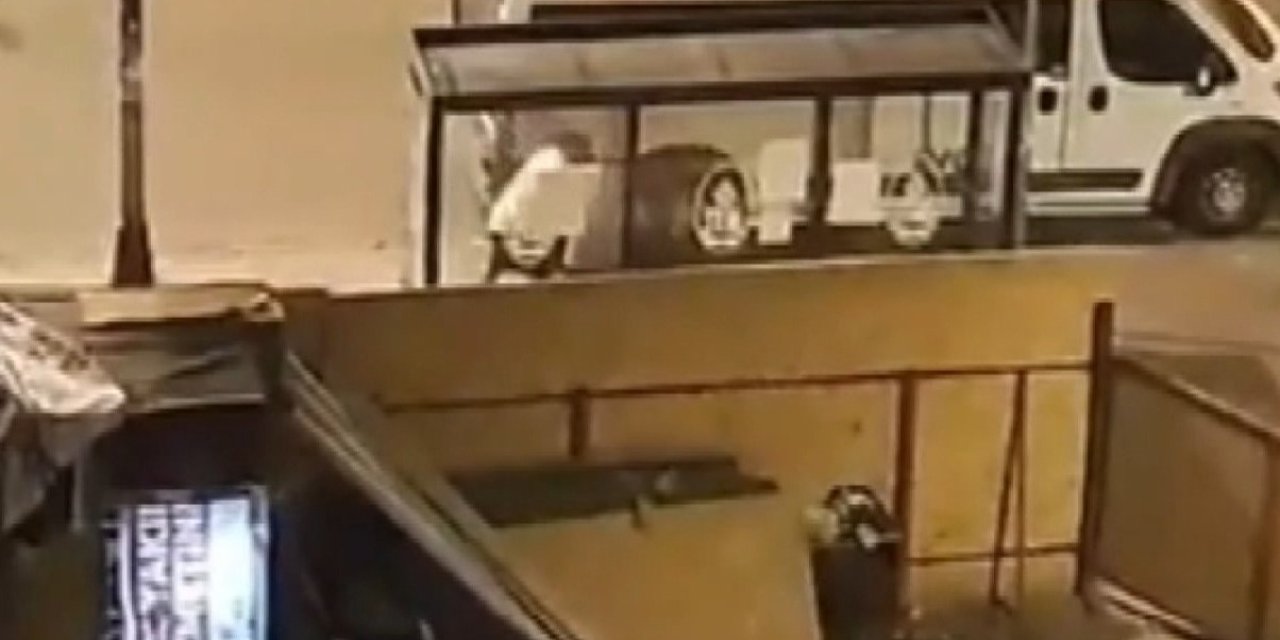 İstanbul-bahçelievler'de Felçli Babasını Eve Gelmediği İçin Darbetti; O Anlar Kamerada