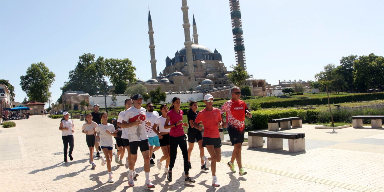 Unesco'ya Alınışının Yıl Dönümünde 13 Atlet, Selimiye Camisi'nin Etrafında 13 Tur Attı