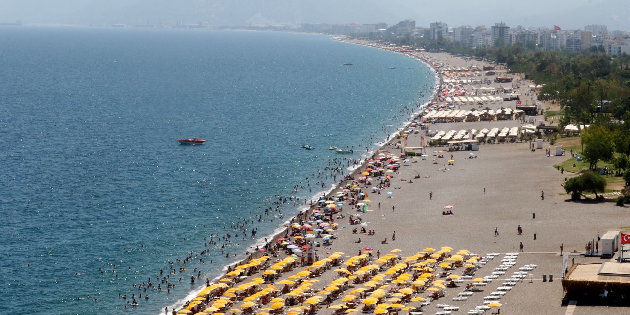 Antalya'da Kurban Bayramı Tatilinin Son Gününde Konyaaltı Sahili Doldu