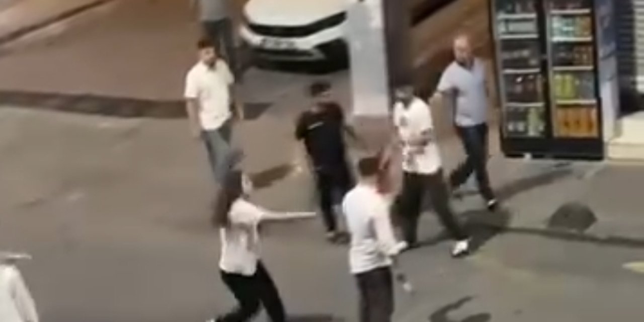 İstanbul-sultangazi'de Satırlı Bıçaklı Kavga Kamerada