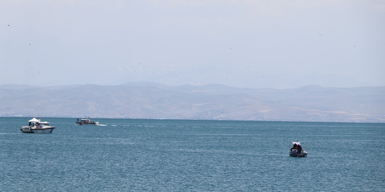 Van Gölü'nde Kaybolan Ahmet'i Arama Çalışmalarına, Samsun'dan Gelen Ekip De Katıldı