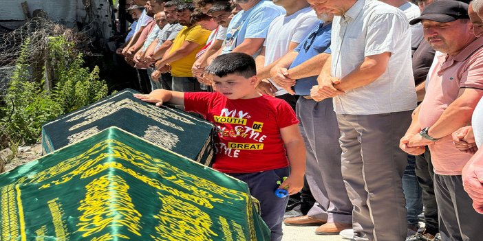 Elinde Oyuncağı, Ağabeyinin Tabutunun Başında Gözyaşı Döktü