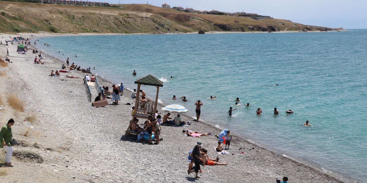 Van'ın Mavi Bayraklı Plajı, Bayram Tatilinde Yoğun İlgi Gördü
