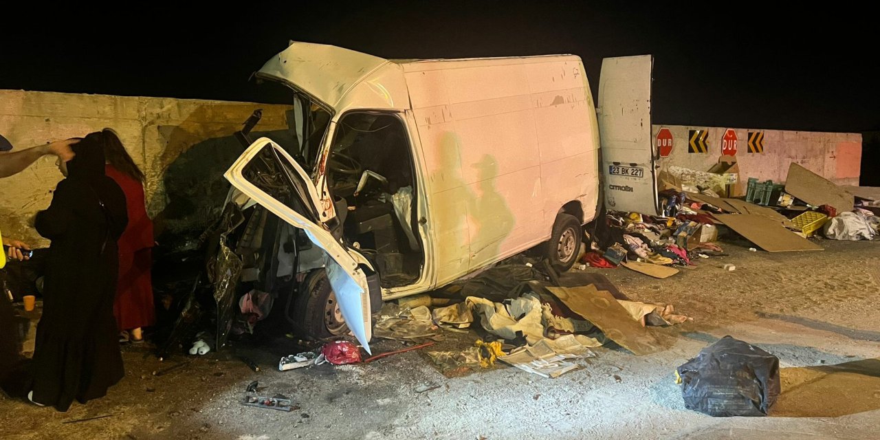 Elazığ'da İstinat Duvarına Çarpan Minibüsteki 1 Kişi Öldü, 7 Kişi Yaralandı