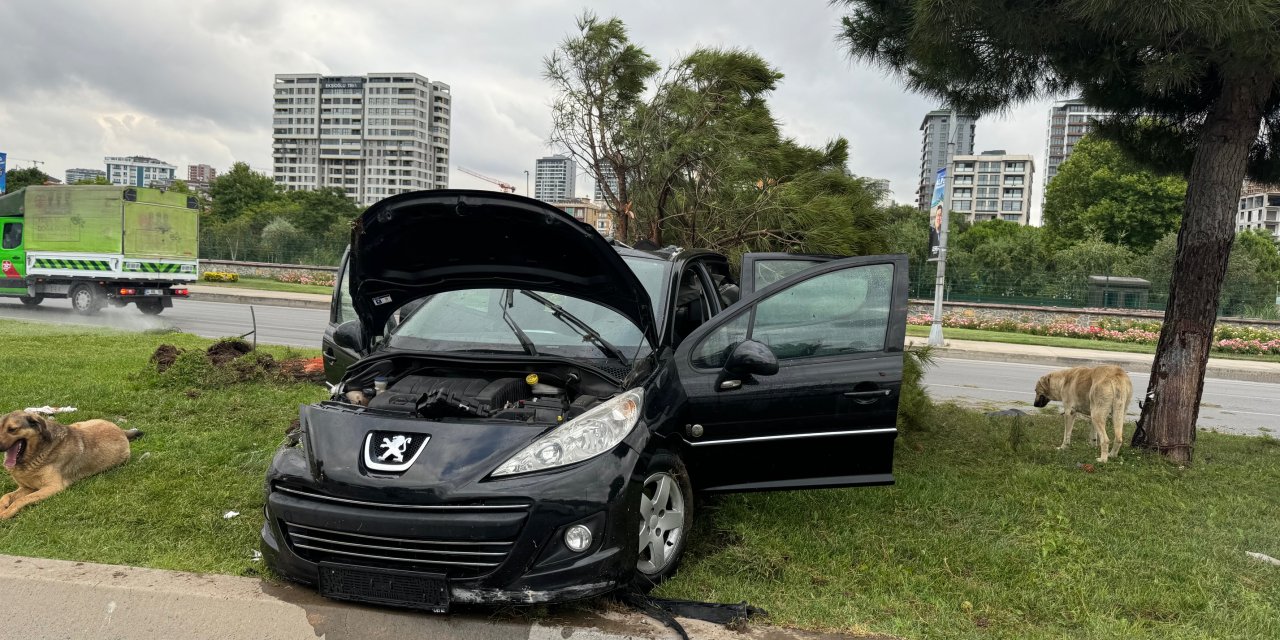 İstanbul - Kartal'da Islak Yolda Kayan Otomobil Kaza Yaptı: 3 Yaralı