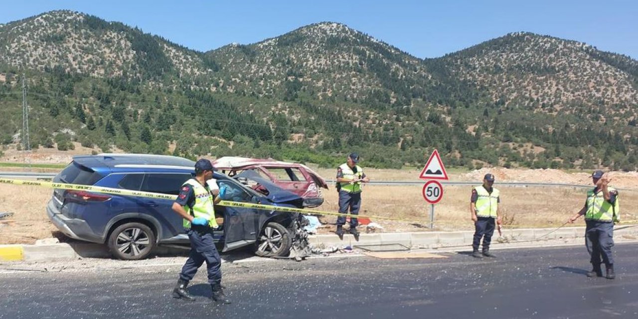 Kavşakta otomobiller çarpıştı: 2 ölü, 2 yaralı