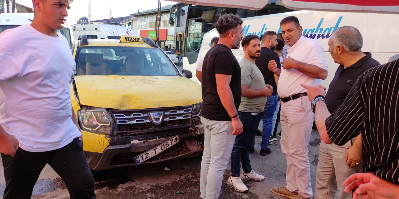 Bingöl’de Yol Kenarında Yürürken Taksinin Çarptığı 2 Kişi Yaralandı