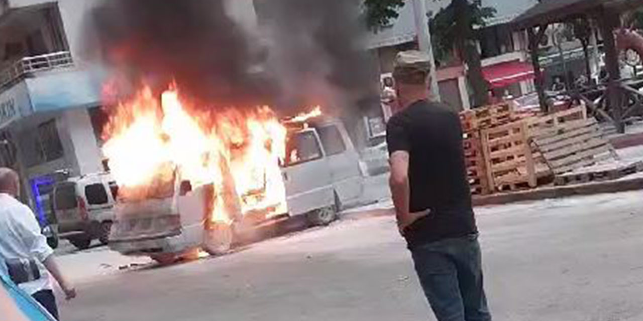 Rize'de park halindeki kamyonet alev alev yandı