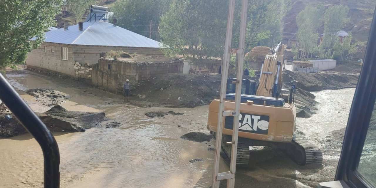 Van'ın 3 İlçesinde Sağanak Sele Neden Oldu