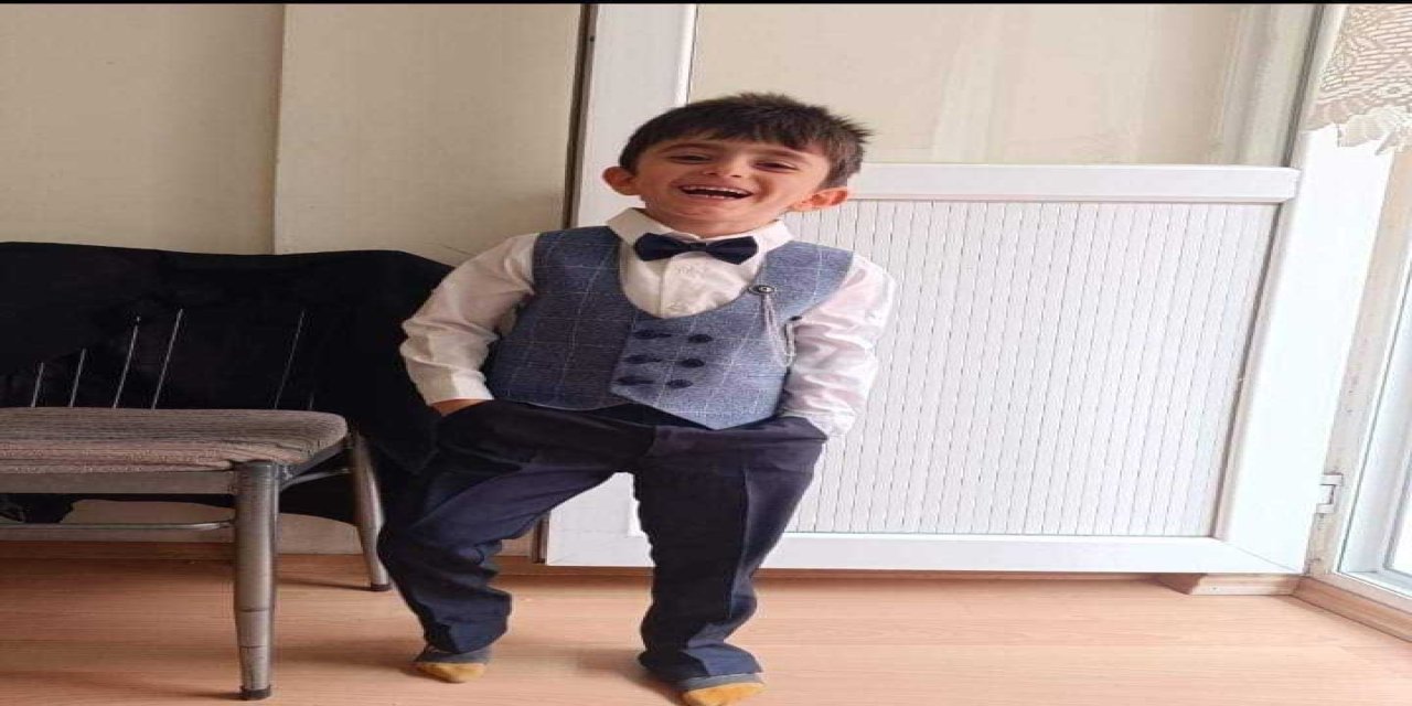 Sitenin bahçesinde oynarken otoparktan çıkan otomobilin altında kalan Alparslan öldü