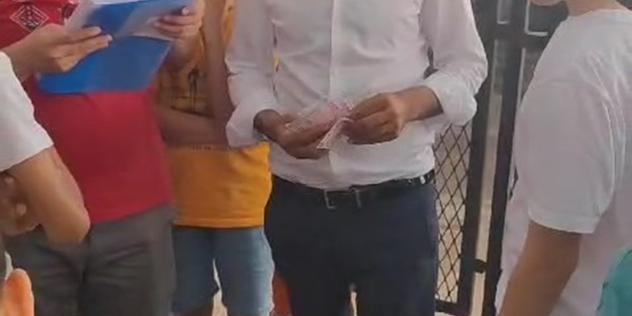 Şırnak'ta Muhtar, Maaşını Geziye Giden Öğrencilere Dağıttı