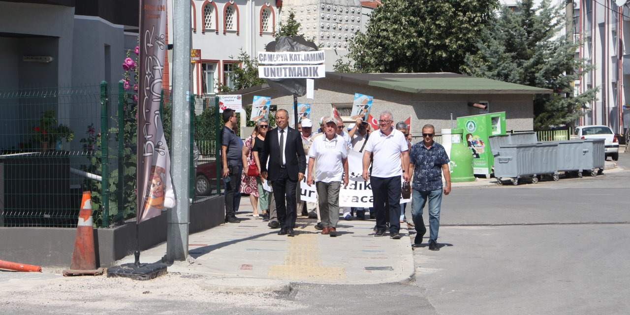 Yunanistan Konsolosluğu Önüne 'Çamerya Katliamını Unutmadık' Yazılı Çelenk Bıraktılar