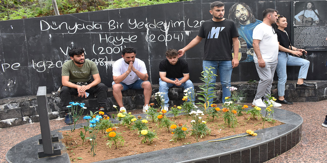 Sanatçı Kazım Koyuncu vefatının 19. yılında Artvin'deki kabri başında anıldı