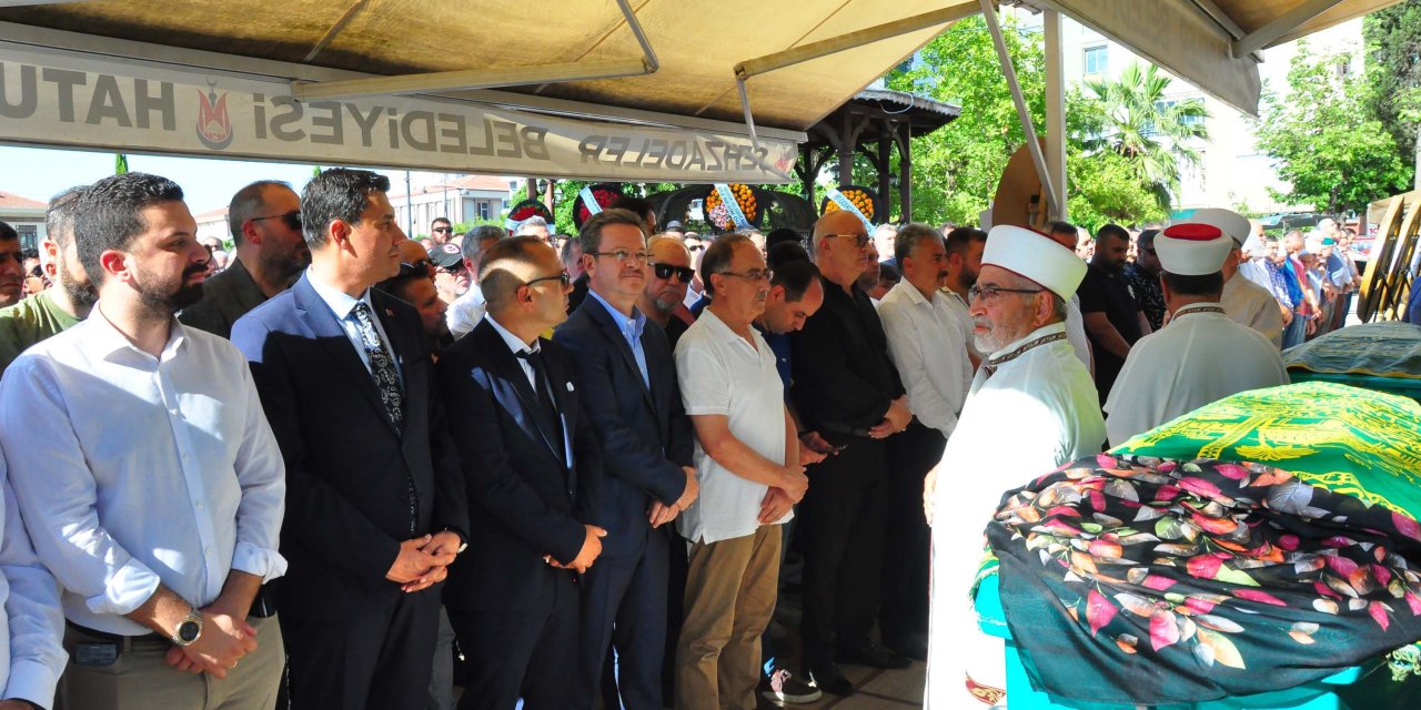 Eski Bakan Rıza Akçalı'nın Vefat Eden Eşi Toprağa Verildi