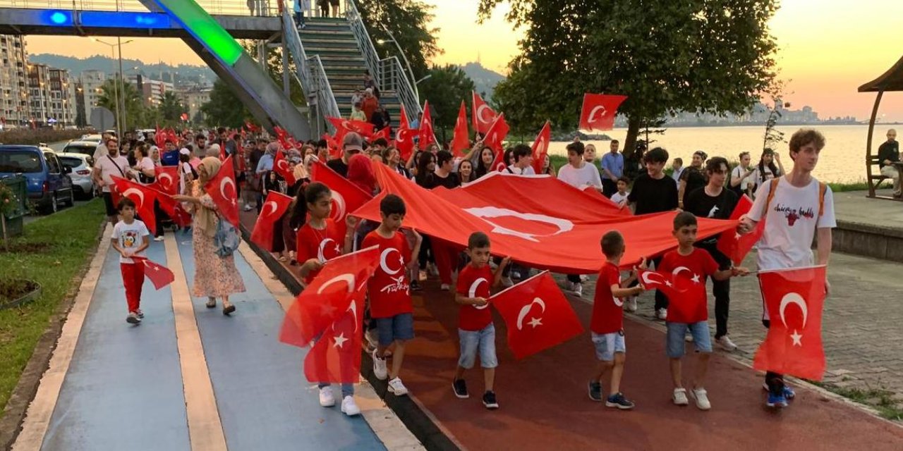Rize'de 30 Ağustos Zafer Bayramı, 'Bayrak Yürüyüşü' ve 101 havai fişek gösterisi ile kutlandı