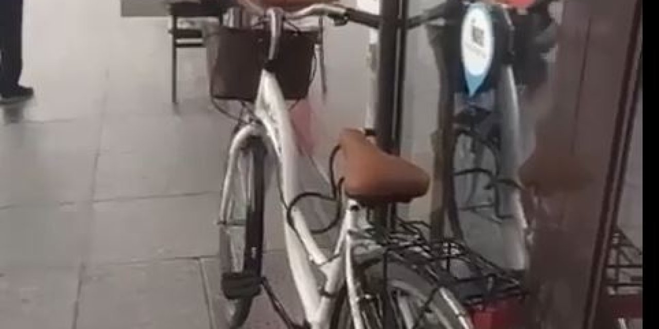 Banka Kapısına Bisikleti Kilitleyince, Personel Mahsur Kaldı