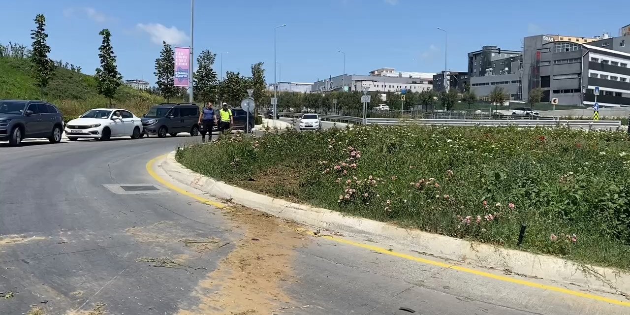 İstanbul-beylikdüzü'nde Dönel Kavşağa Hızlı Giren Otomobil Takla Attı