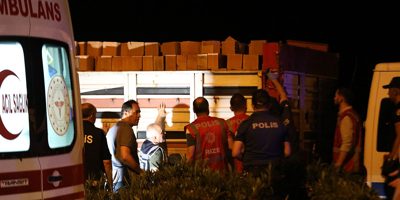 Rize'de tuğla taşıyan tırın dorsesinde 30 düzensiz göçmen yakalandı