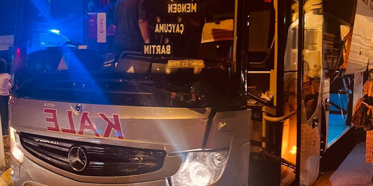 Hatalı Manevra Yapan Otomobil Yolcu Otobüsüyle Çarpıştı: 4 Yaralı