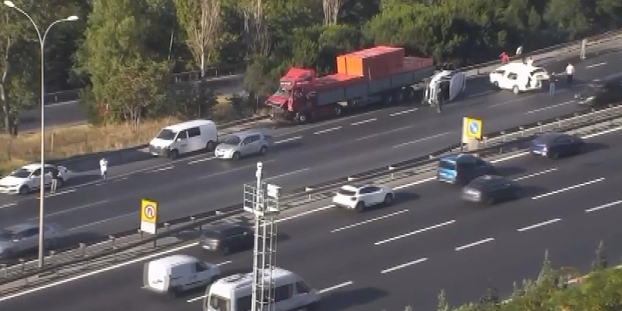 İstanbul- Tem Otoyolu'nda Zincirleme Kaza; Yaralılar Var -1