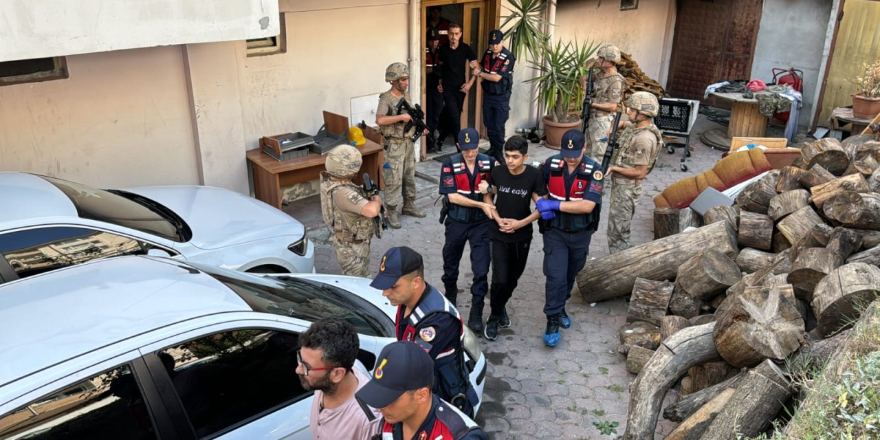 Sakarya'da Göçmen Kaçakçılarına Operasyon; 21 Gözaltı