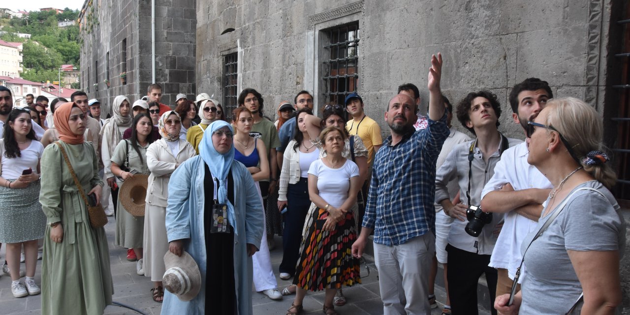 Turistik Tatvan Treni'nin Yolcuları Bitlis’te Tarihi Mekanları Gezdi
