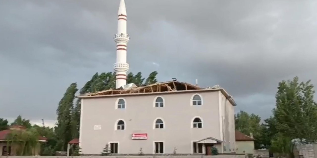 Patnos'ta Fırtına Caminin Çatısını Uçurdu; O Anlar Kamerada