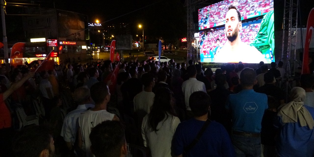 Bursa'da Ay-yıldızlıların Maçı Açık Alanlara Kurulan Dev Ekranlarda İzlendi