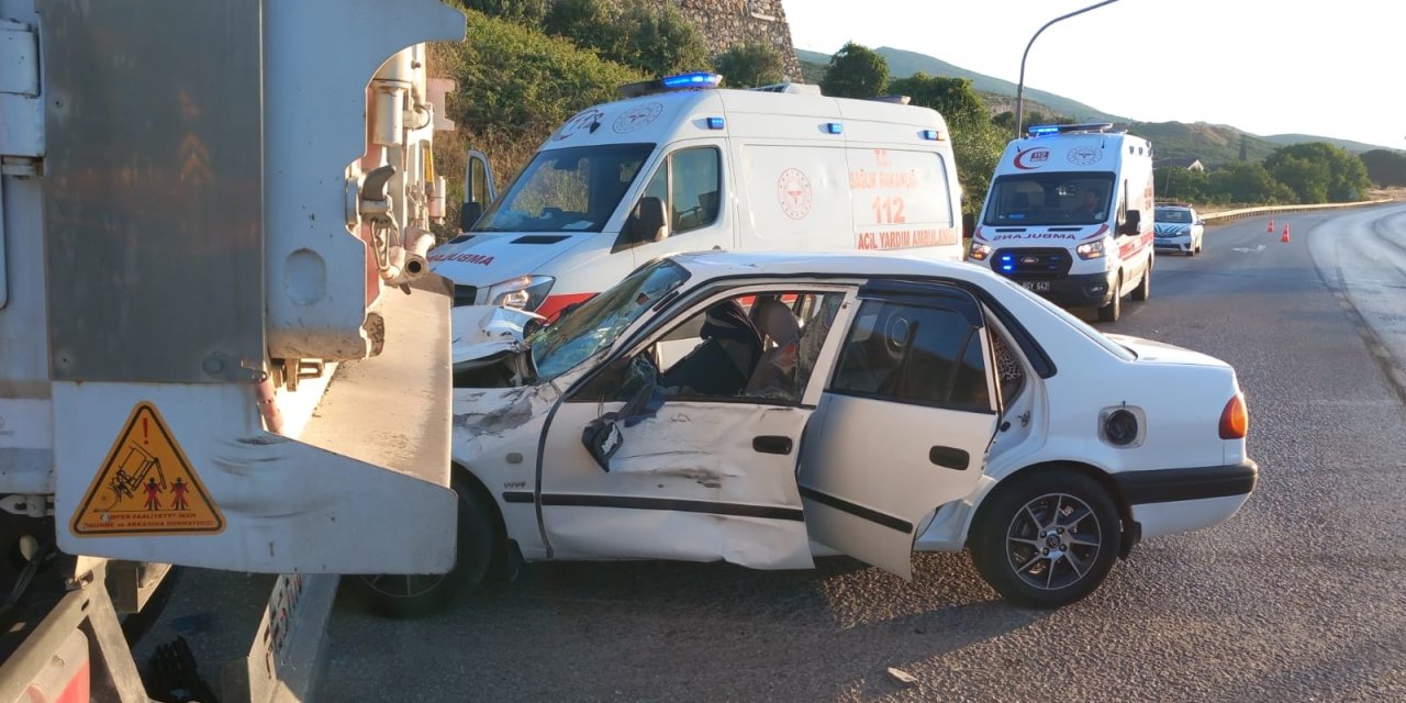 Bursa'da Tır'a Çarpan Otomobildeki 4 Kişi Yaralandı