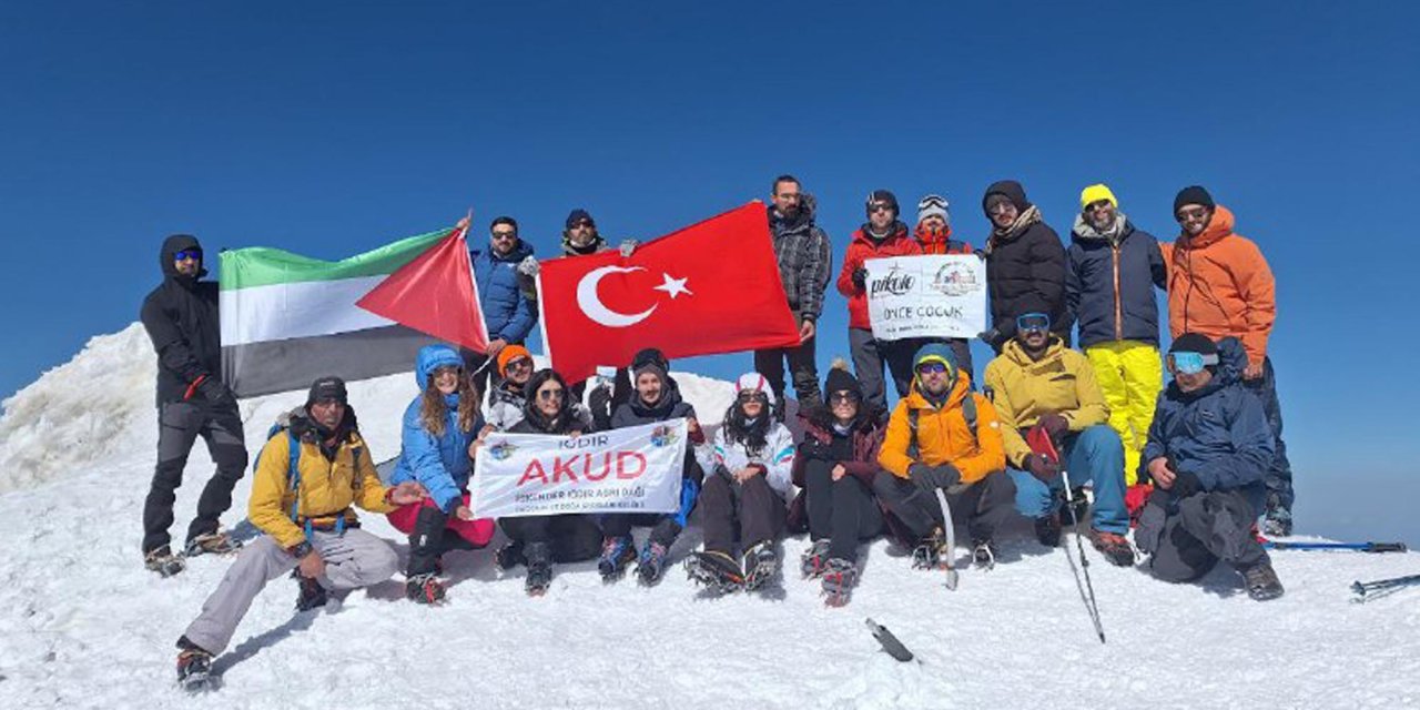 Ağrı Dağı'nın Zirvesinde Türk Ve Filistin Bayrakları Açtılar