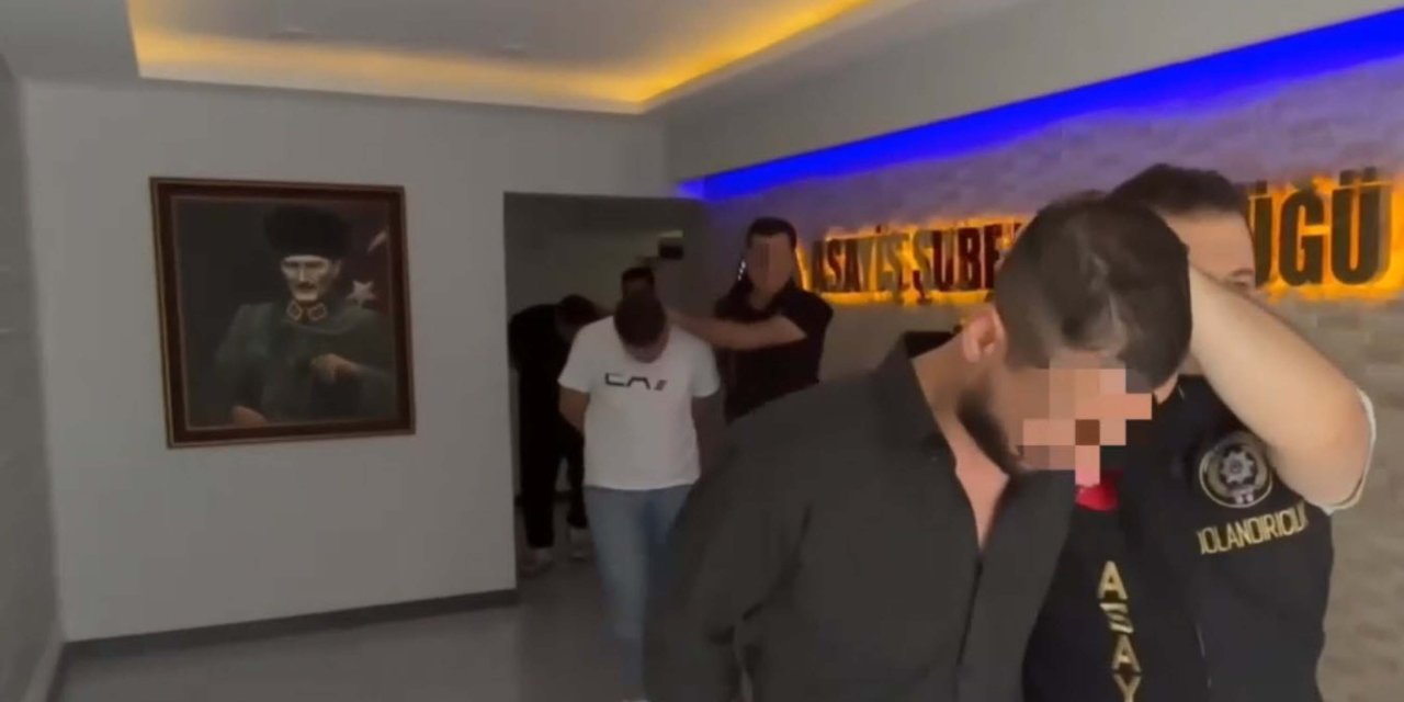 İzmir Kendilerini Polis Ve Savcı Olarak Tanıttıkları Kadını 1 Milyon Lira Dolandıran 4 Şüpheli Tutuklandı