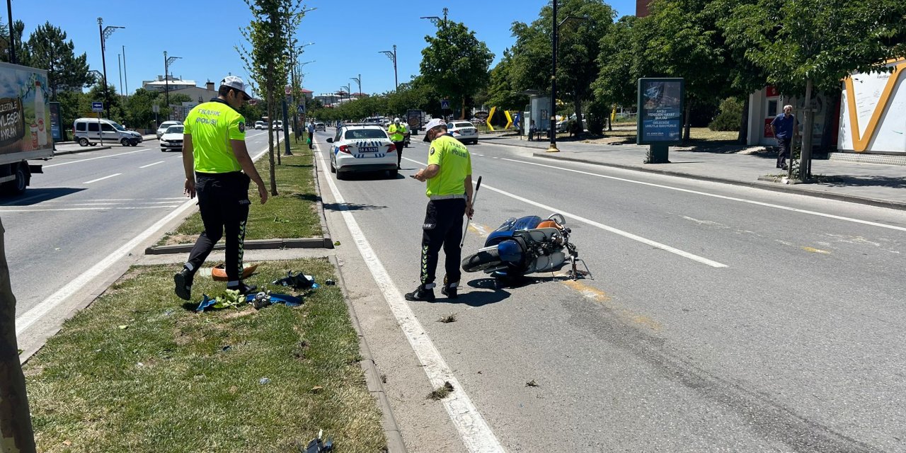 Sivas'ta Aydınlatma Direğine Çarpan Motosikletin Sürücüsü Öldü