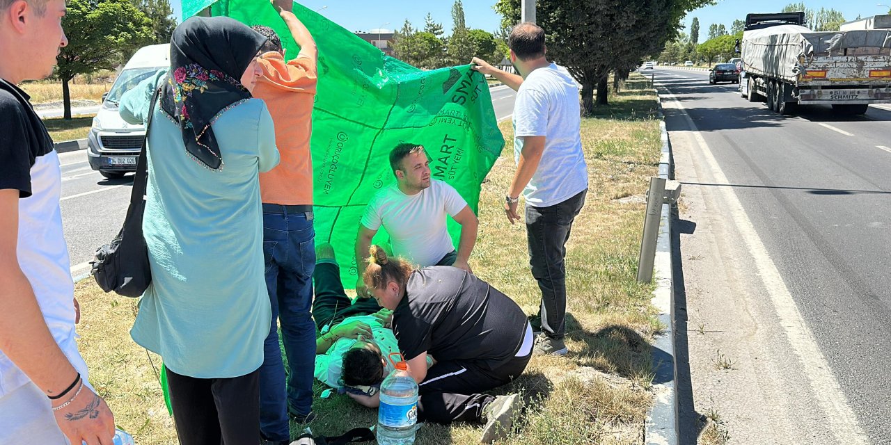 Otomobilin Çarptığı Yayayı Güneşten Korumak İçin Çuvalla Gölge Yaptılar