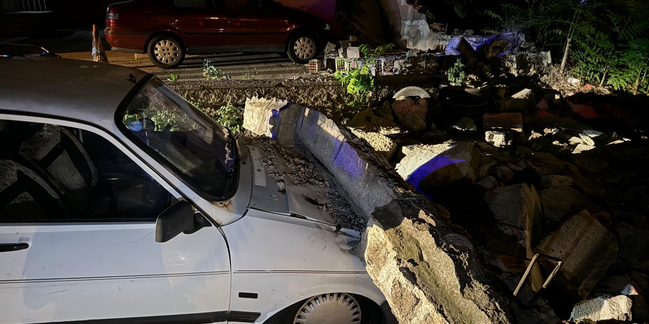 Kayseri'de Bahçe Duvarı Çöktü; 3 Otomobilde Hasar Oluştu