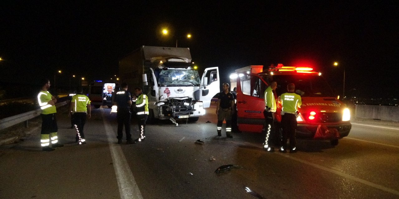 Bursa'da Seyir Halindeki Tır'a Çarpan Kamyon Sürücüsü Kabin İçinde Sıkıştı