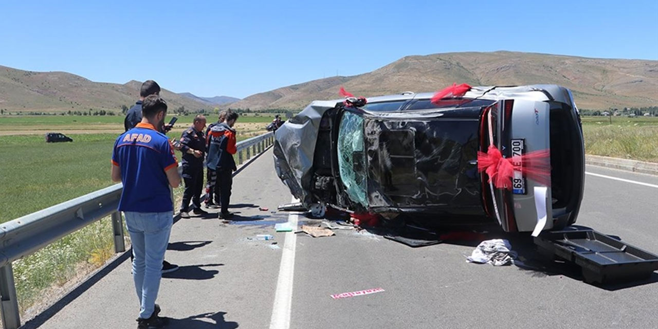 Bayburt'ta gelin arabası ile traktörün çarpıştığı kazada 7 kişi yaralandı