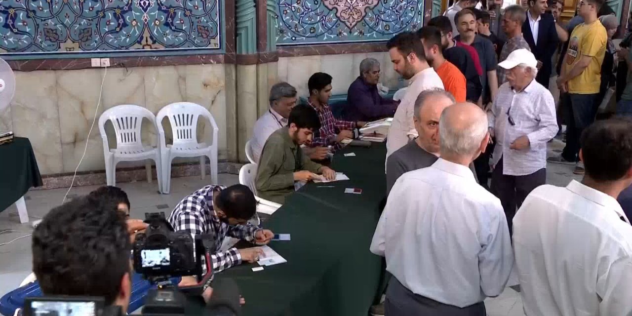 İran’da, 14. Dönem Cumhurbaşkanlığı Seçimleri Devam Ediyor