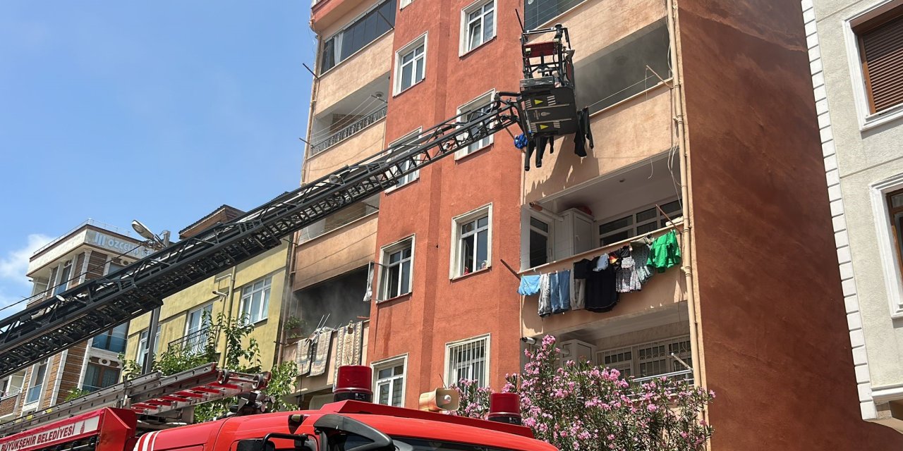 İstanbul- Kartal'da 7 Katlı Binada Yangın; Mahsur Kalan Bir Kişiyi İtfaiye Kurtardı
