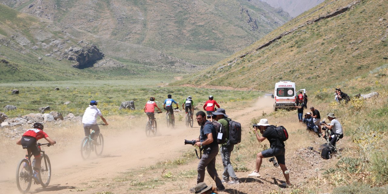Çukurca’da Bir Zamanlar Silah Seslerinin Yükseldiği Yaylada Bisiklet Sürüp, Uçurtma Uçurdular