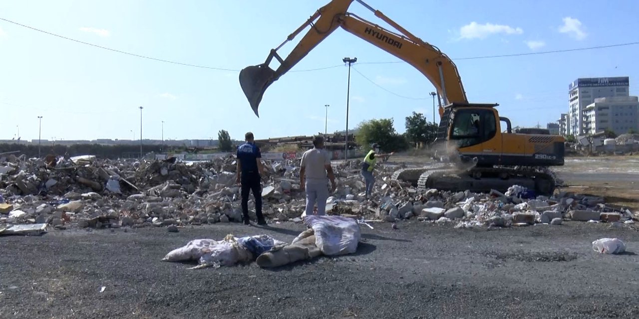 İstanbul-bahçelievler'de Çöken Binanın Molozları Arasında Değerli Eşyalar İçin Arama Çalışması Başladı