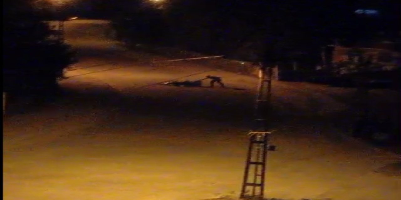 Çaldığı Motosikleti Caddede Ateşe Verdi; O Anlar Kamerada