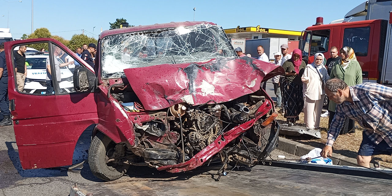 Samsun'da bir aracın sıkıştırdığı minibüs, karşı şeride gerip TIR'la çarpıştı; anne öldü, 2 çocuğu yaralandı