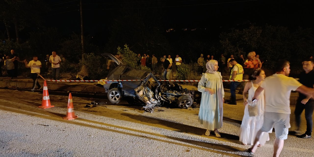 Düzce'de Karşı Şeride Geçen Beton Mikseri, Çarptığı Otomobili Hurdaya Çevirdi: 1 Ölü, 1 Yaralı