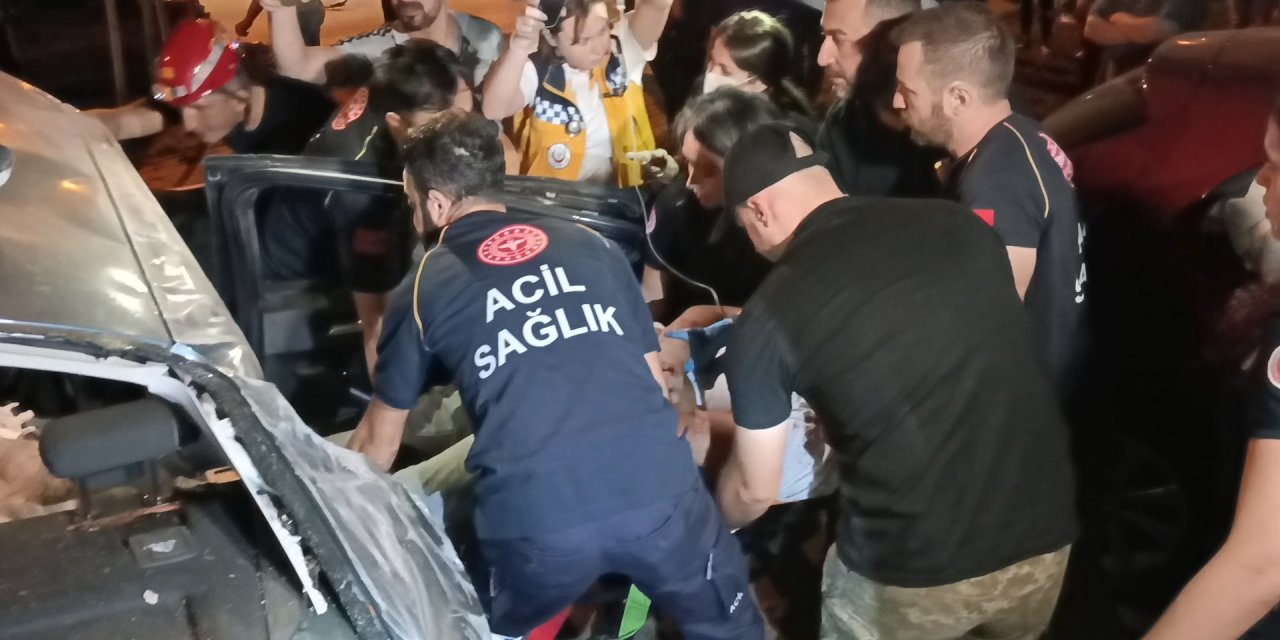 Bursa Yarıştıkları İddia Edilen İki Otomobil Çarpıştı: 1 Ölü, 2 Yaralı