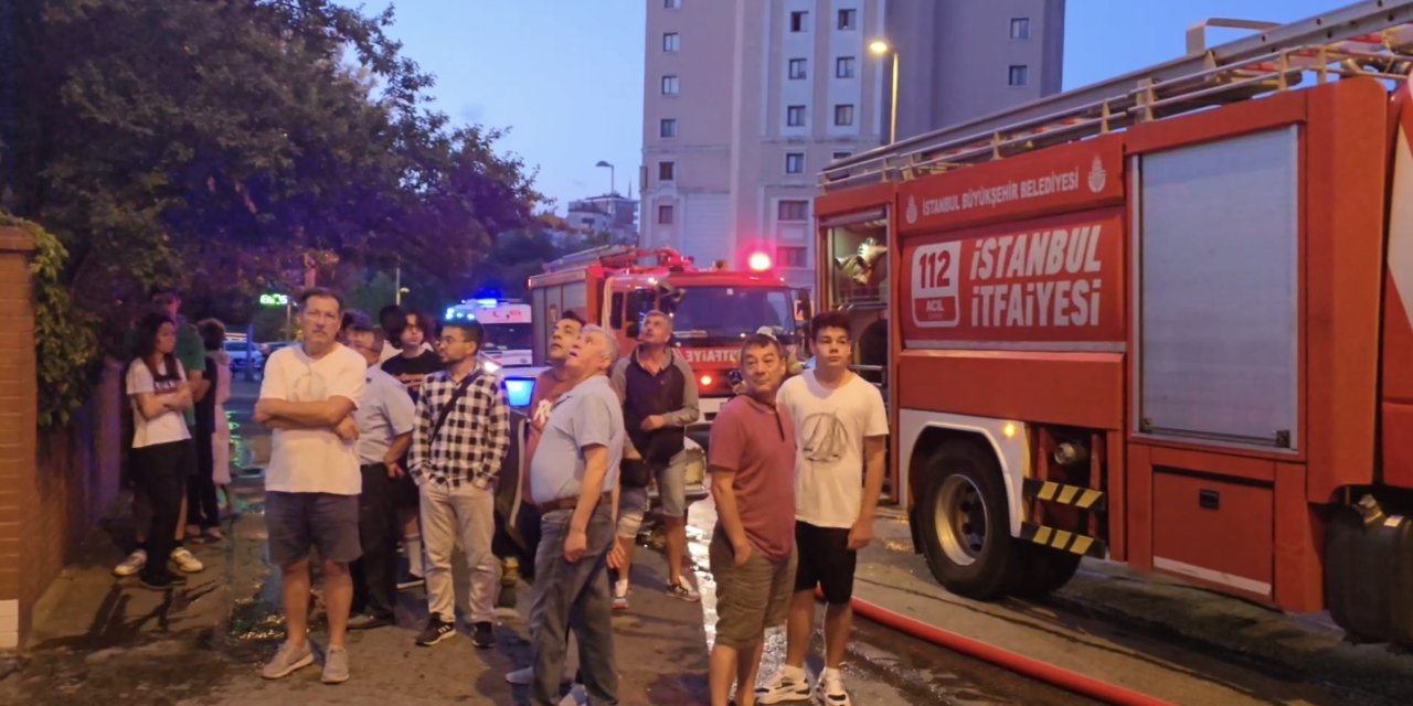 İstanbul - Ataşehir'de 14 Katlı Binada Yangın; 1 Kişi Dumandan Etkilendi