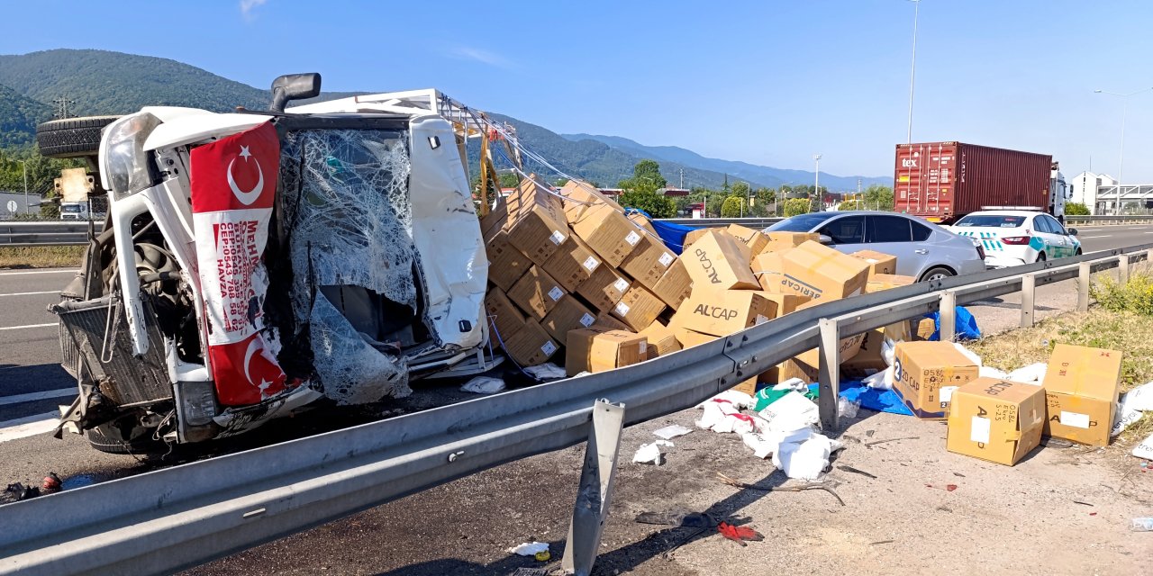 Emniyet Şeridinde Duran Otomobile Çarpan Kamyonet Devrildi; 2’si Ağır, 4 Yaralı