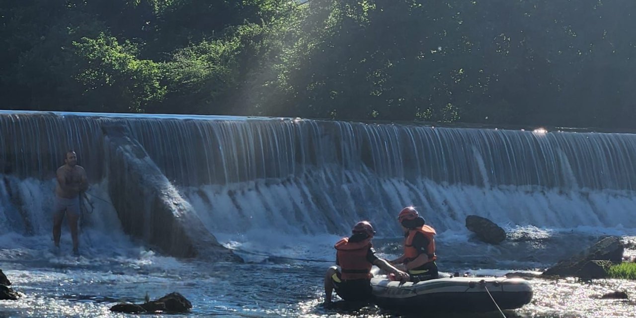 Baraj Kapakları Açıldı, Su Seviyesi Yükselince Balık Tuttuğu Kayada Mahsur Kaldı