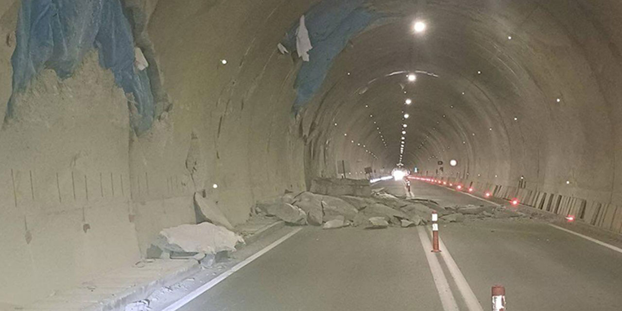 Artvin-Yusufeli yolundaki tünel, üst beton korunağındaki çökme sonucu ulaşıma kapatıldı