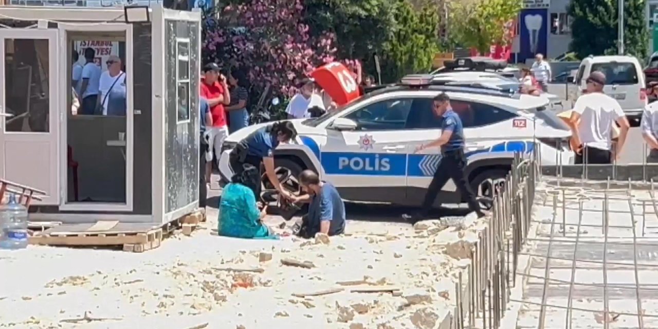 İstanbul - Avcılar'da Otomobil Yayaların Arasına Daldı: 1'i Ağır 4 Yaralı (Ek Görüntülerle Geniş Haber)