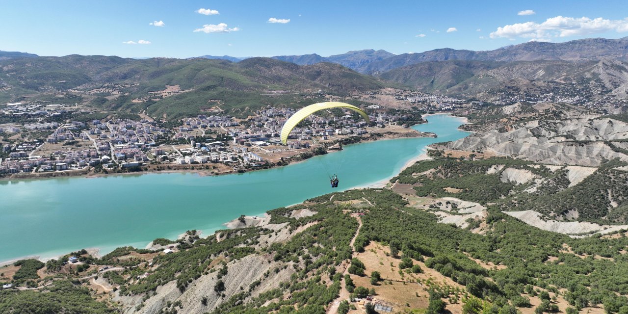 Tunceli Valisi Tekbıyıkoğlu, Festivalde Yamaç Paraşütü Yaptı